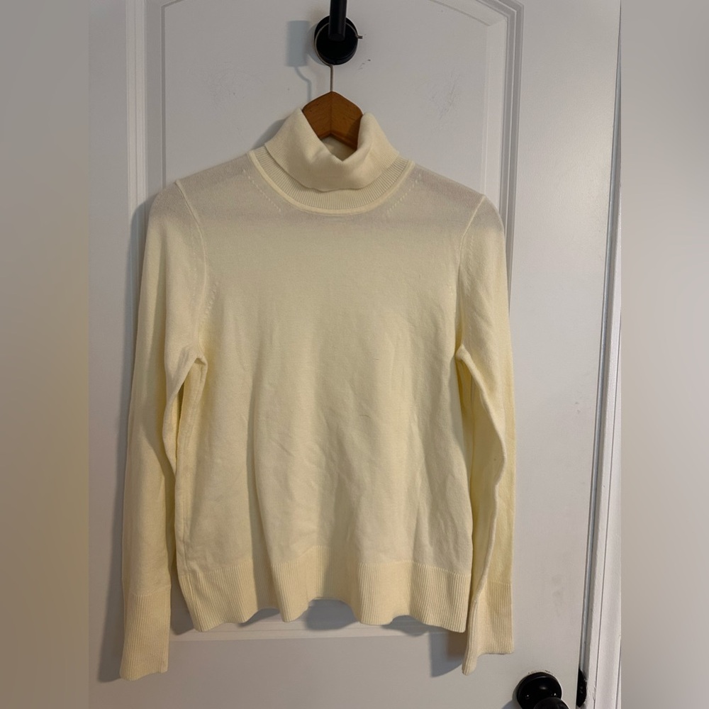 Free Assembly cream turtleneck sz small EUC so soft!!!!